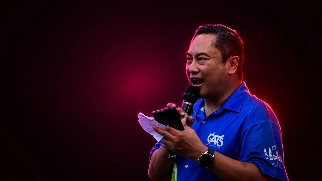Eswan Eshak — emcee acara majlis dengan mikrofon