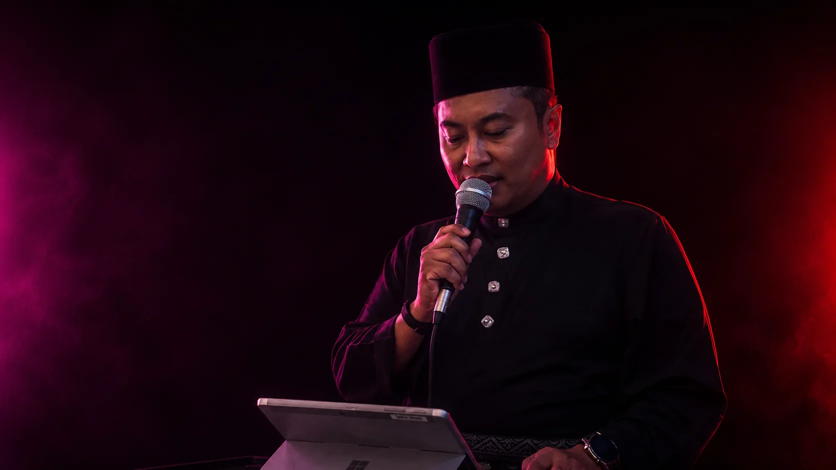 Eswan Eshak — pengacara majlis dengan mikrofon